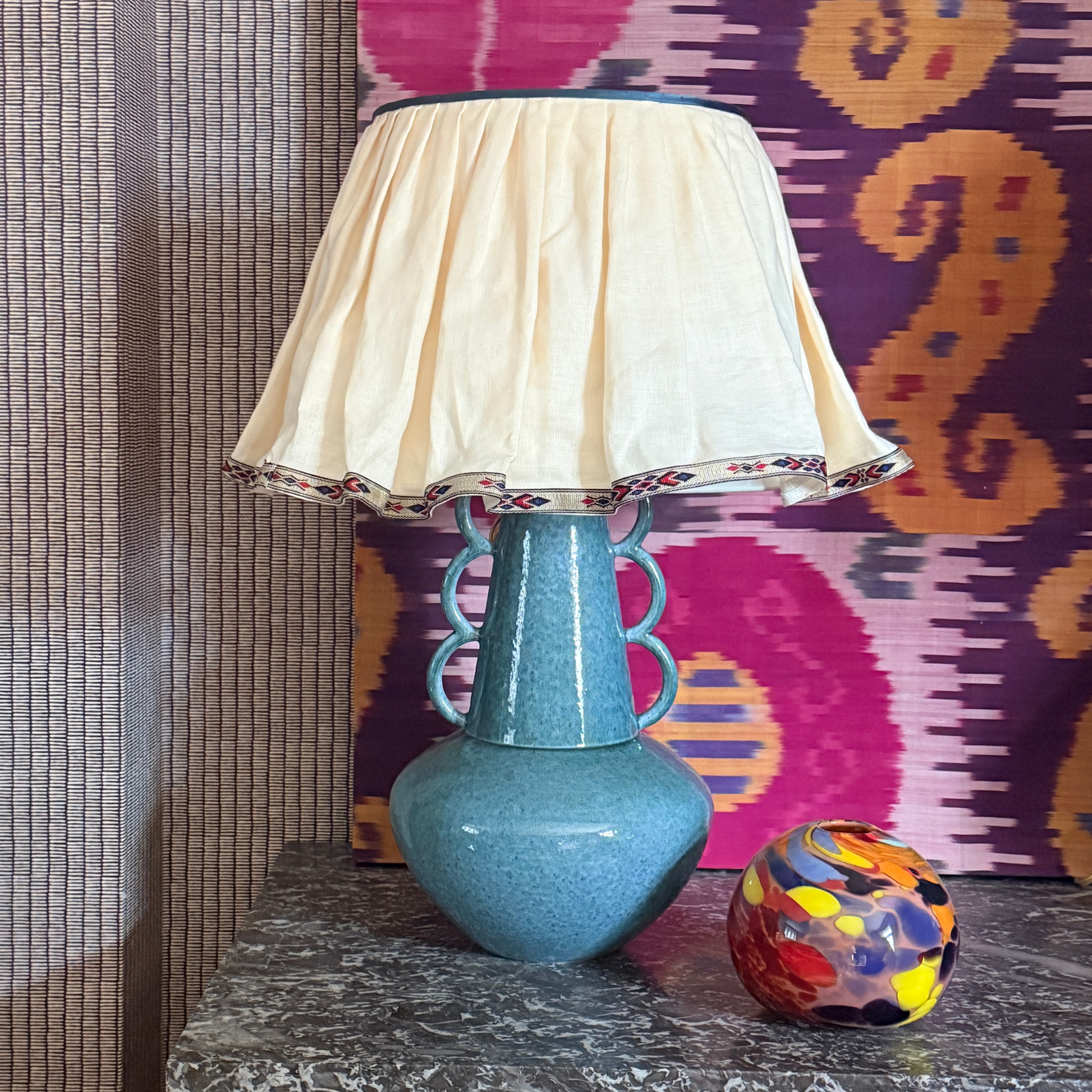 Vanrenen Hanbury Loopie ceramic lamp in Cotton Blue